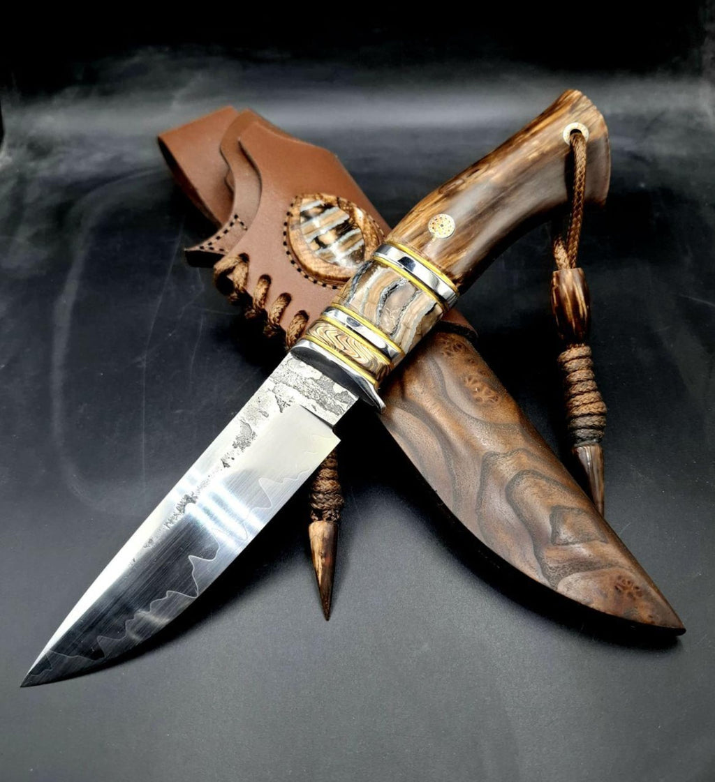Egyedi, kézzel készített M390 acél kés – stabilizált fa nyél, olajfa tok