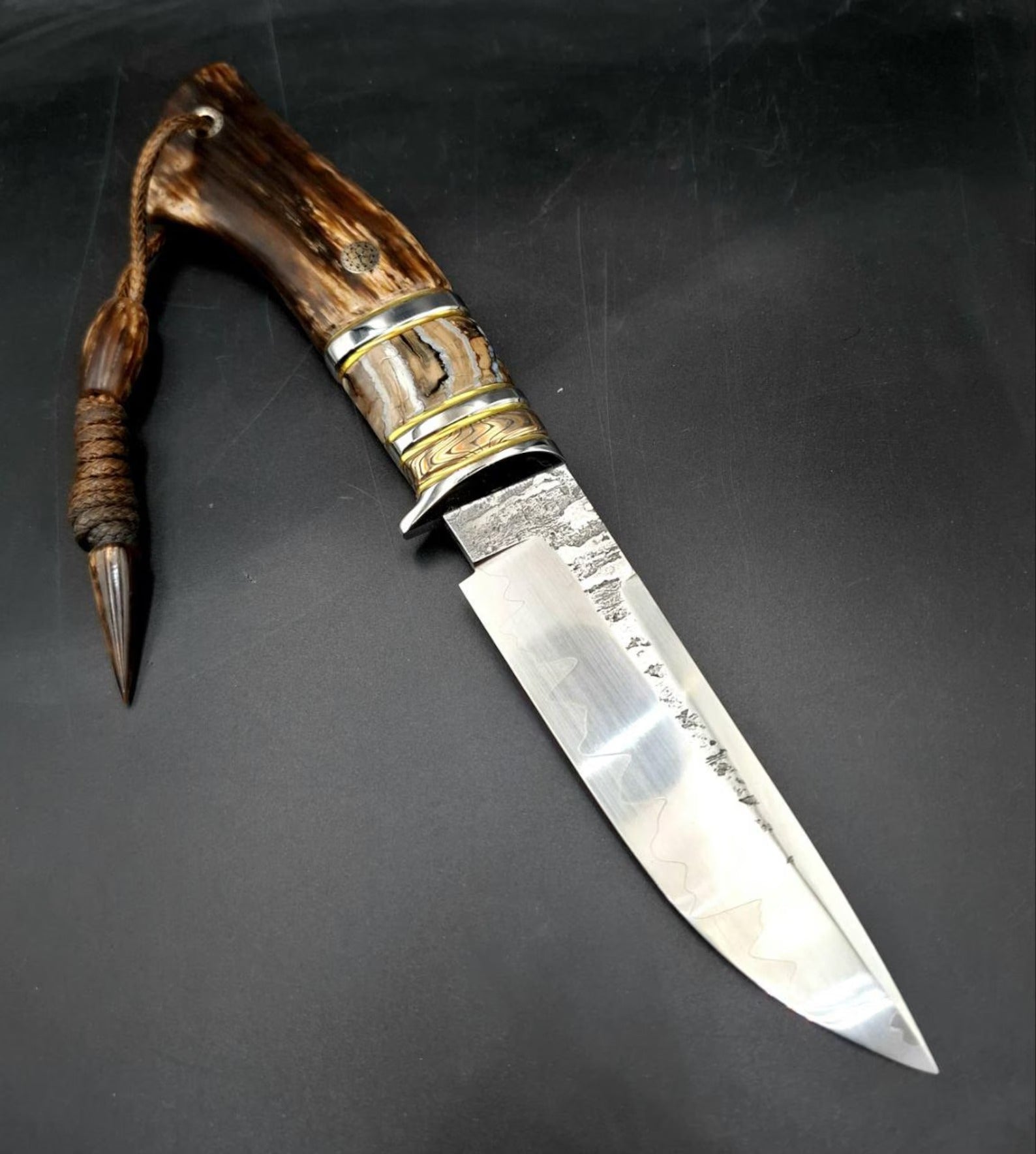 Egyedi, kézzel készített M390 acél kés – stabilizált fa nyél, olajfa tok