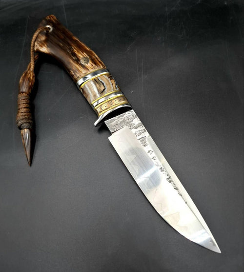 Egyedi, kézzel készített M390 acél kés – stabilizált fa nyél, olajfa tok