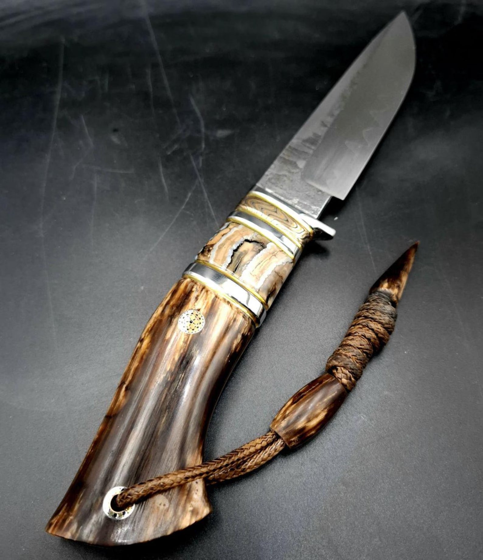 Egyedi, kézzel készített M390 acél kés – stabilizált fa nyél, olajfa tok