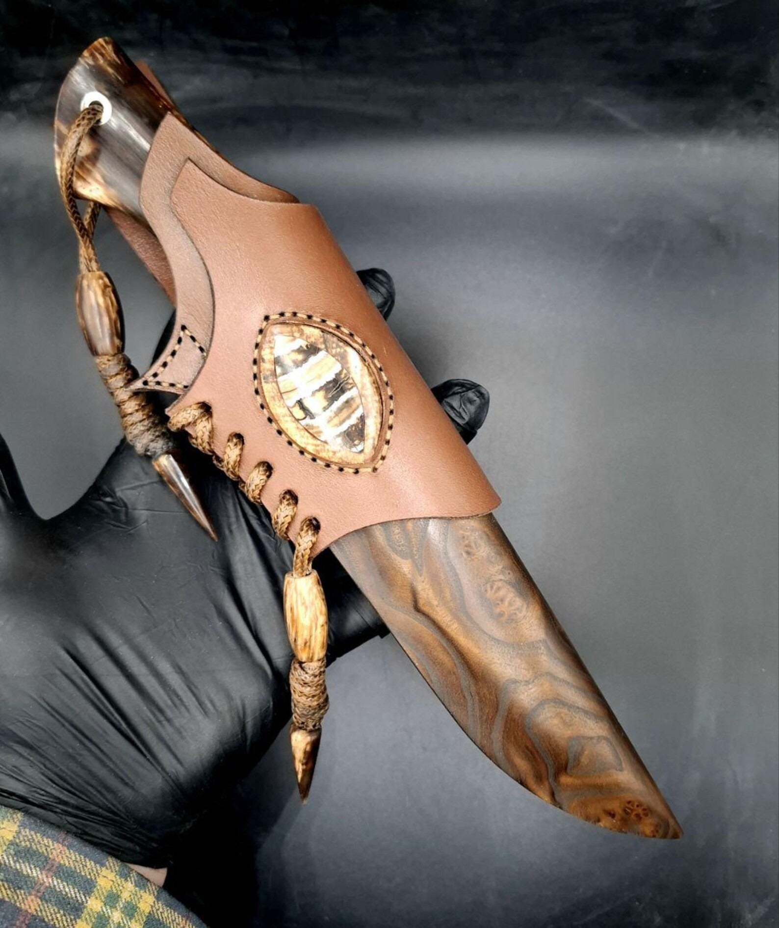 Egyedi, kézzel készített M390 acél kés – stabilizált fa nyél, olajfa tok