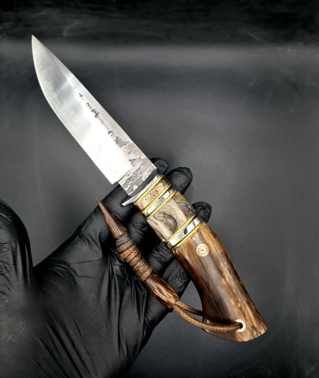 Egyedi, kézzel készített M390 acél kés – stabilizált fa nyél, olajfa tok