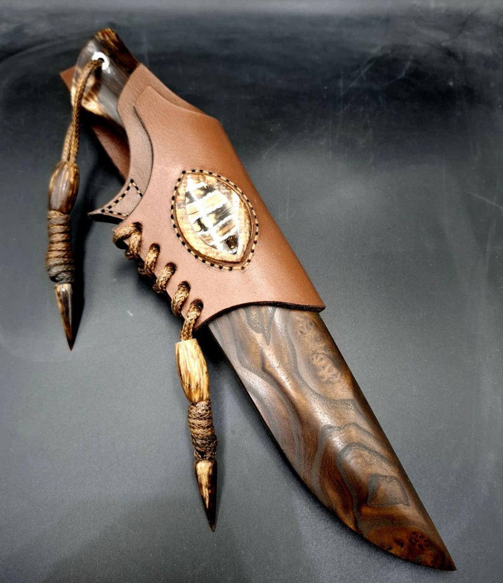 Egyedi, kézzel készített M390 acél kés – stabilizált fa nyél, olajfa tok