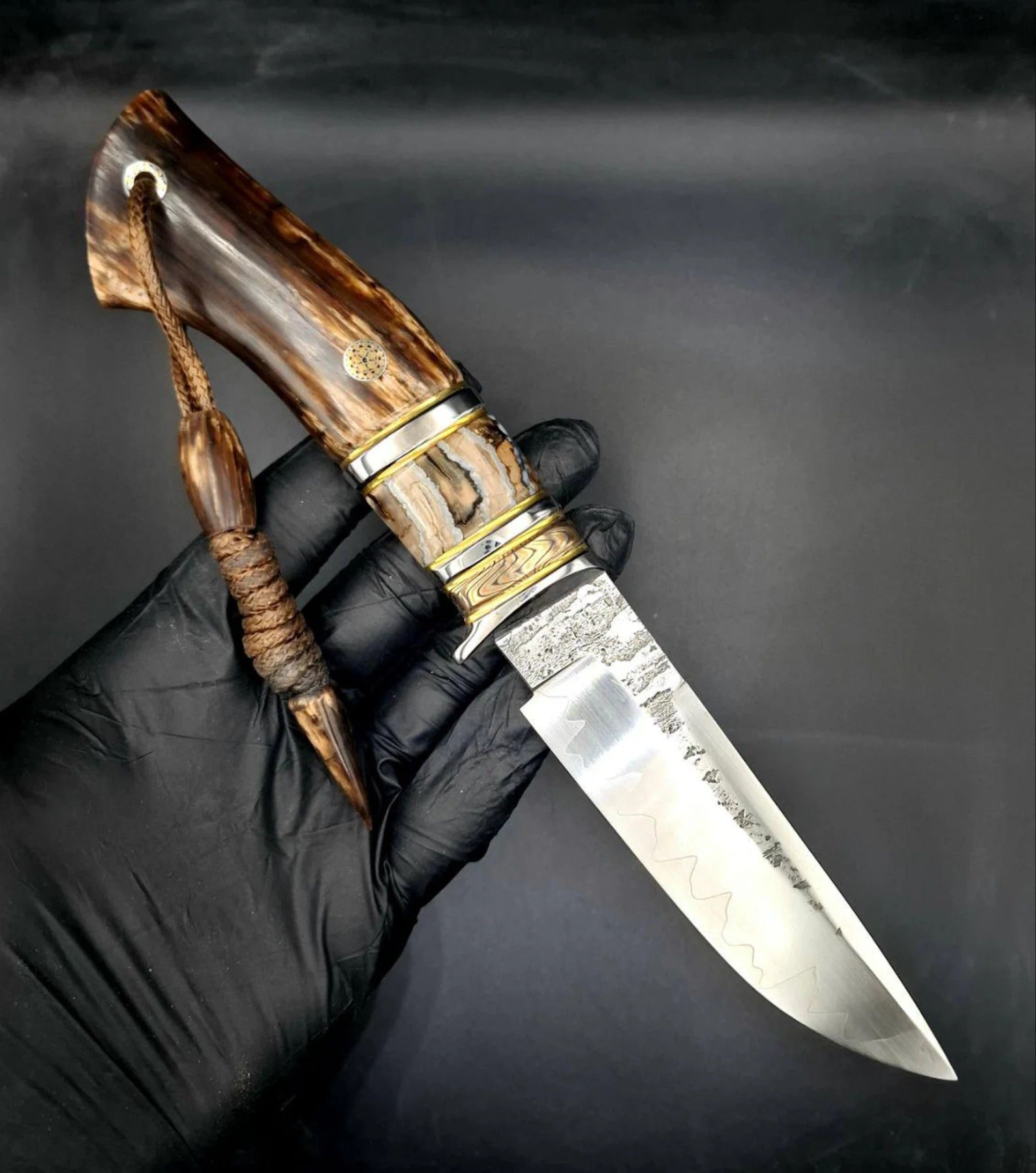 Egyedi, kézzel készített M390 acél kés – stabilizált fa nyél, olajfa tok