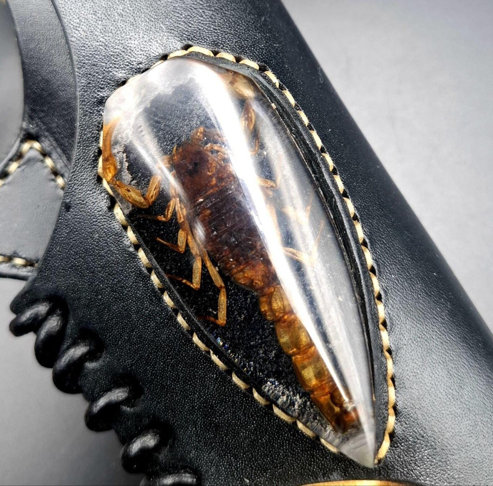 Kézzel készített "Fekete Skorpió II" kés – Magas széntartalmú acél, Gyűjtői ajándék