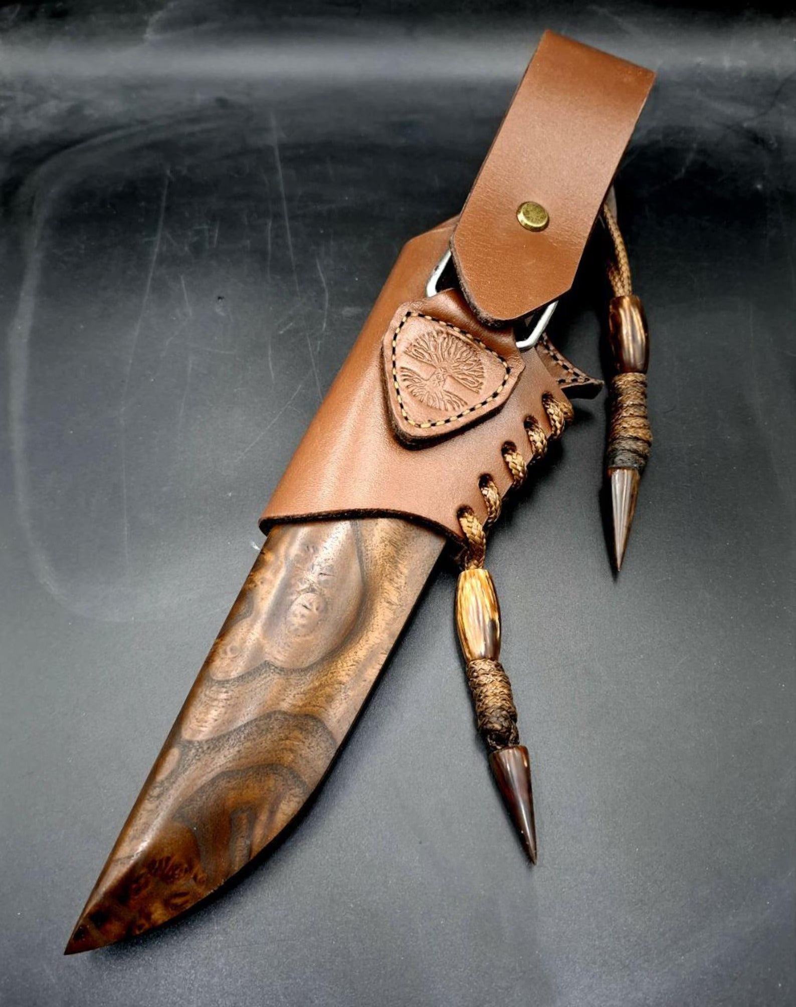 Egyedi, kézzel készített M390 acél kés – stabilizált fa nyél, olajfa tok