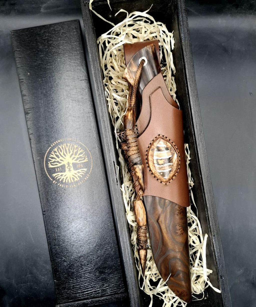 Egyedi, kézzel készített M390 acél kés – stabilizált fa nyél, olajfa tok