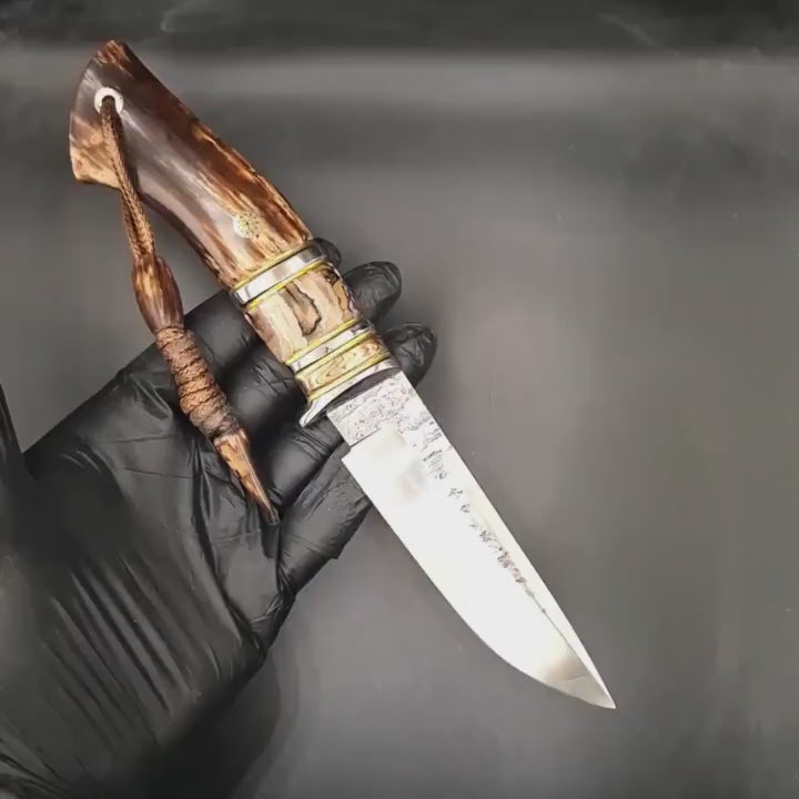 Egyedi, kézzel készített M390 acél kés – stabilizált fa nyél, olajfa tok